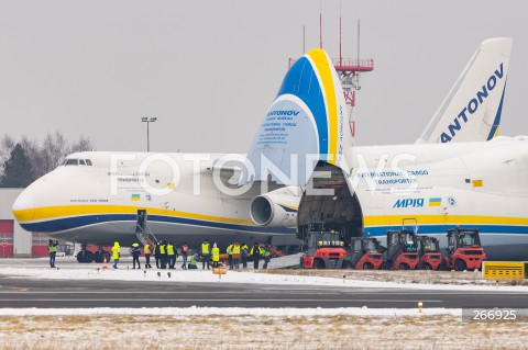 Dwa największe samoloty transportowe Antonova An-225 Mrija i An-124 Rusłan na lotnisku Rzeszów-Jasionka