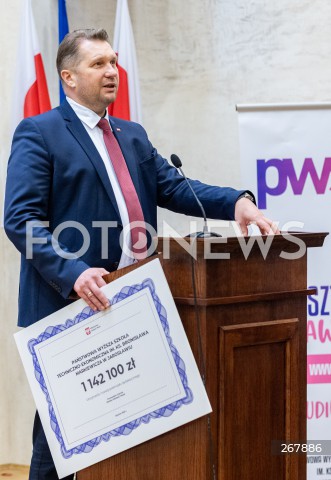  28.01.2022 JAROSLAW <br />
WIZYTA MINISTRA EDUKACJI I NAUKI PRZEMYSLAWA CZARNKA W PANSTWOWEJ WYZSZEJ SZKOLE TECHNICZNO - EKONOMICZNEJ W JAROSLAWIU<br />
N/Z PRZEMYSLAW CZARNEK <br />
 