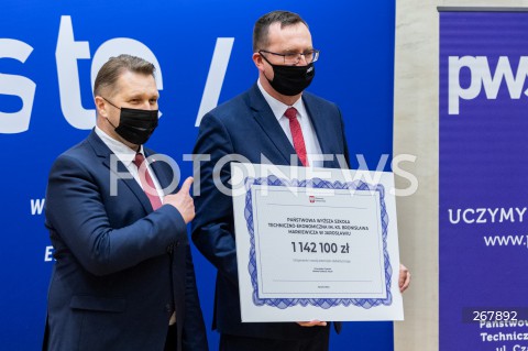  28.01.2022 JAROSLAW <br />
WIZYTA MINISTRA EDUKACJI I NAUKI PRZEMYSLAWA CZARNKA W PANSTWOWEJ WYZSZEJ SZKOLE TECHNICZNO - EKONOMICZNEJ W JAROSLAWIU<br />
N/Z PRZEMYSLAW CZARNEK REKTOR KRZYSZTOF REJMAN CZEK PIENIADZE <br />
 