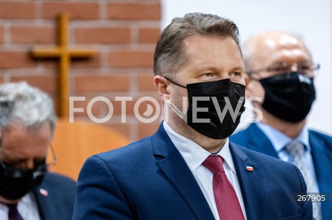  28.01.2022 JAROSLAW <br />
WIZYTA MINISTRA EDUKACJI I NAUKI PRZEMYSLAWA CZARNKA W PANSTWOWEJ WYZSZEJ SZKOLE TECHNICZNO - EKONOMICZNEJ W JAROSLAWIU<br />
N/Z PRZEMYSLAW CZARNEK W KAPLICY UCZELNI<br />
 