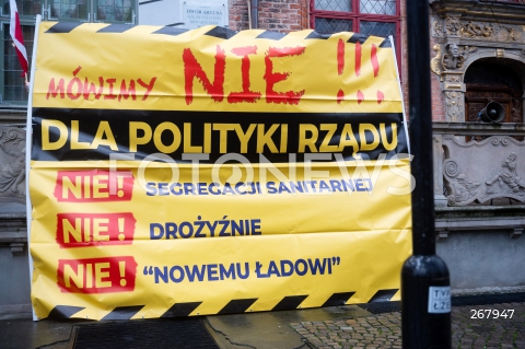  29.01.2022 GDANSK<br />
MANIFESTACJA KONFEDERACJI W GDANSKU<br />
PROTEST POD HASLEM NIE DLA POLITYKI RZADU<br />
WYRAZ SPRZECIWU SEGREGACJI SANITARNEJ DROZYZNIE NOWEMU LADOWI<br />
N/Z TRANSPARENT<br />
 