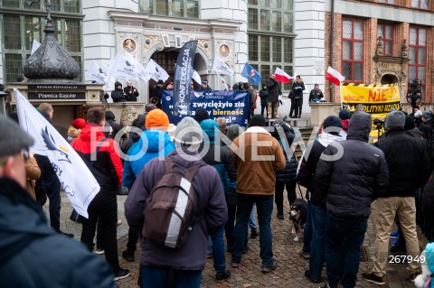  29.01.2022 GDANSK<br />
MANIFESTACJA KONFEDERACJI W GDANSKU<br />
PROTEST POD HASLEM NIE DLA POLITYKI RZADU<br />
WYRAZ SPRZECIWU SEGREGACJI SANITARNEJ DROZYZNIE NOWEMU LADOWI<br />
N/Z LUDZIE ZEBRANI NA MANIFESTACJI<br />
 