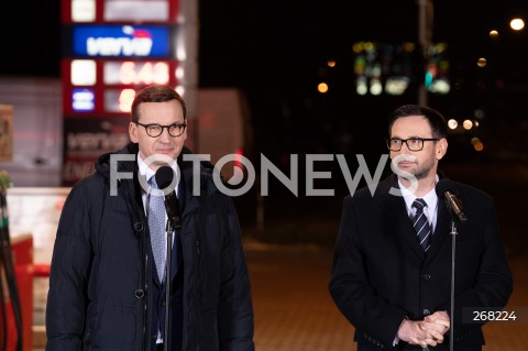  01.02.2022 WARSZAWA<br />
KONFERENCJA PRASOWA PREMIERA MATEUSZA MORAWIECKIEGO I PREZESA PKN ORLEN DANIELA OBAJTKA NA STACJI ORLEN W ZWIAZKU Z OBNIZKAMI CEN PALIW <br />
N/Z PREMIER MATEUSZ MORAWIECKI DANIEL OBAJTEK<br />
 