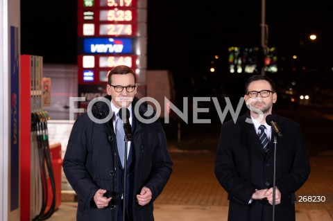  01.02.2022 WARSZAWA<br />
KONFERENCJA PRASOWA PREMIERA MATEUSZA MORAWIECKIEGO I PREZESA PKN ORLEN DANIELA OBAJTKA NA STACJI ORLEN W ZWIAZKU Z OBNIZKAMI CEN PALIW <br />
N/Z PREMIER MATEUSZ MORAWIECKI DANIEL OBAJTEK<br />
 