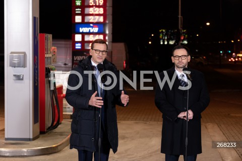  01.02.2022 WARSZAWA<br />
KONFERENCJA PRASOWA PREMIERA MATEUSZA MORAWIECKIEGO I PREZESA PKN ORLEN DANIELA OBAJTKA NA STACJI ORLEN W ZWIAZKU Z OBNIZKAMI CEN PALIW <br />
N/Z PREMIER MATEUSZ MORAWIECKI DANIEL OBAJTEK<br />
 