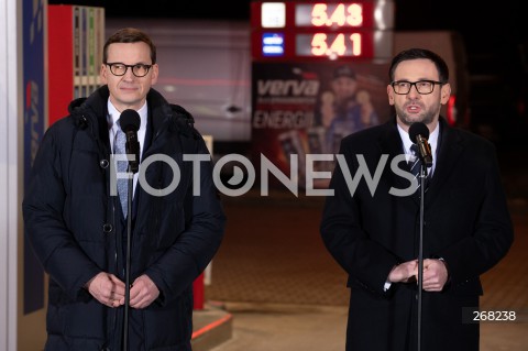  01.02.2022 WARSZAWA<br />
KONFERENCJA PRASOWA PREMIERA MATEUSZA MORAWIECKIEGO I PREZESA PKN ORLEN DANIELA OBAJTKA NA STACJI ORLEN W ZWIAZKU Z OBNIZKAMI CEN PALIW <br />
N/Z PREMIER MATEUSZ MORAWIECKI DANIEL OBAJTEK<br />
 