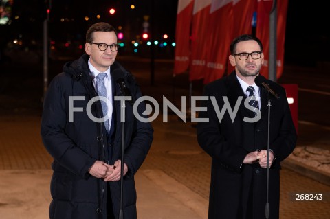  01.02.2022 WARSZAWA<br />
KONFERENCJA PRASOWA PREMIERA MATEUSZA MORAWIECKIEGO I PREZESA PKN ORLEN DANIELA OBAJTKA NA STACJI ORLEN W ZWIAZKU Z OBNIZKAMI CEN PALIW <br />
N/Z PREMIER MATEUSZ MORAWIECKI DANIEL OBAJTEK<br />
 