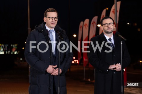  01.02.2022 WARSZAWA<br />
KONFERENCJA PRASOWA PREMIERA MATEUSZA MORAWIECKIEGO I PREZESA PKN ORLEN DANIELA OBAJTKA NA STACJI ORLEN W ZWIAZKU Z OBNIZKAMI CEN PALIW <br />
N/Z PREMIER MATEUSZ MORAWIECKI DANIEL OBAJTEK<br />
 