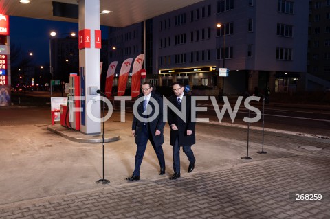  01.02.2022 WARSZAWA<br />
KONFERENCJA PRASOWA PREMIERA MATEUSZA MORAWIECKIEGO I PREZESA PKN ORLEN DANIELA OBAJTKA NA STACJI ORLEN W ZWIAZKU Z OBNIZKAMI CEN PALIW <br />
N/Z PREMIER MATEUSZ MORAWIECKI DANIEL OBAJTEK<br />
 