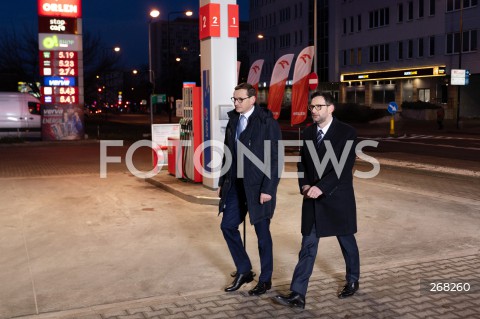  01.02.2022 WARSZAWA<br />
KONFERENCJA PRASOWA PREMIERA MATEUSZA MORAWIECKIEGO I PREZESA PKN ORLEN DANIELA OBAJTKA NA STACJI ORLEN W ZWIAZKU Z OBNIZKAMI CEN PALIW <br />
N/Z PREMIER MATEUSZ MORAWIECKI DANIEL OBAJTEK<br />
 