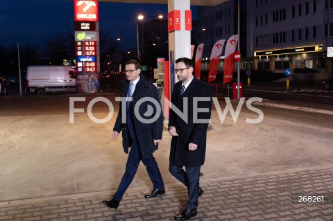  01.02.2022 WARSZAWA<br />
KONFERENCJA PRASOWA PREMIERA MATEUSZA MORAWIECKIEGO I PREZESA PKN ORLEN DANIELA OBAJTKA NA STACJI ORLEN W ZWIAZKU Z OBNIZKAMI CEN PALIW <br />
N/Z PREMIER MATEUSZ MORAWIECKI DANIEL OBAJTEK<br />
 