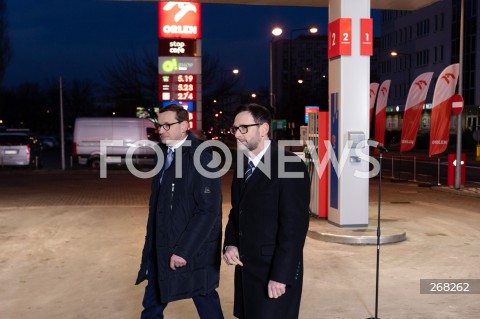  01.02.2022 WARSZAWA<br />
KONFERENCJA PRASOWA PREMIERA MATEUSZA MORAWIECKIEGO I PREZESA PKN ORLEN DANIELA OBAJTKA NA STACJI ORLEN W ZWIAZKU Z OBNIZKAMI CEN PALIW <br />
N/Z PREMIER MATEUSZ MORAWIECKI DANIEL OBAJTEK<br />
 