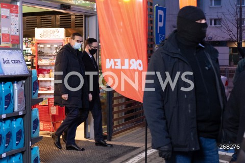  01.02.2022 WARSZAWA<br />
KONFERENCJA PRASOWA PREMIERA MATEUSZA MORAWIECKIEGO I PREZESA PKN ORLEN DANIELA OBAJTKA NA STACJI ORLEN W ZWIAZKU Z OBNIZKAMI CEN PALIW <br />
N/Z PREMIER MATEUSZ MORAWIECKI DANIEL OBAJTEK<br />
 