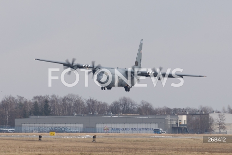  04.02.2022 LOTNISKO RZESZOW JASIONKA <br />
PRZYLOT AMERYKANSKICH ZOLNIERZY I SPRZETU WOJSKOWEGO DO POLSKI <br />
PIERWSZE SAMOLOTY ZE SPRZETEM WOJSKOWYM WYLADOWALY W PORCIE LOTNICZYM RZESZOW JASIONKA. W POLSCE MA STACJONOWAC 1700 ZOLNIERZY Z 82. DYWIZJI POWIETRZNODESANTOWEJ W KAROLINIE POLNOCNEJ <br />
N/Z WOJSKOWY AMERYKANSKI SAMOLOT LOCKHEED C-130 HERCULES <br />
 