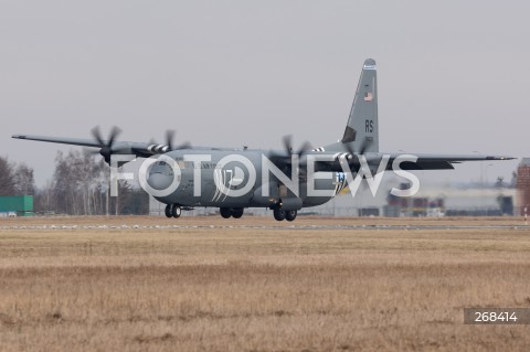  04.02.2022 LOTNISKO RZESZOW JASIONKA <br />
PRZYLOT AMERYKANSKICH ZOLNIERZY I SPRZETU WOJSKOWEGO DO POLSKI <br />
PIERWSZE SAMOLOTY ZE SPRZETEM WOJSKOWYM WYLADOWALY W PORCIE LOTNICZYM RZESZOW JASIONKA. W POLSCE MA STACJONOWAC 1700 ZOLNIERZY Z 82. DYWIZJI POWIETRZNODESANTOWEJ W KAROLINIE POLNOCNEJ <br />
N/Z WOJSKOWY AMERYKANSKI SAMOLOT LOCKHEED C-130 HERCULES <br />
 