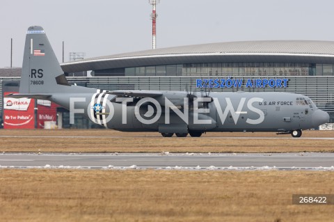  04.02.2022 LOTNISKO RZESZOW JASIONKA <br />
PRZYLOT AMERYKANSKICH ZOLNIERZY I SPRZETU WOJSKOWEGO DO POLSKI <br />
PIERWSZE SAMOLOTY ZE SPRZETEM WOJSKOWYM WYLADOWALY W PORCIE LOTNICZYM RZESZOW JASIONKA. W POLSCE MA STACJONOWAC 1700 ZOLNIERZY Z 82. DYWIZJI POWIETRZNODESANTOWEJ W KAROLINIE POLNOCNEJ <br />
N/Z WOJSKOWY AMERYKANSKI SAMOLOT LOCKHEED C-130 HERCULES NAPIS RZESZOW AIRPORT<br />
 