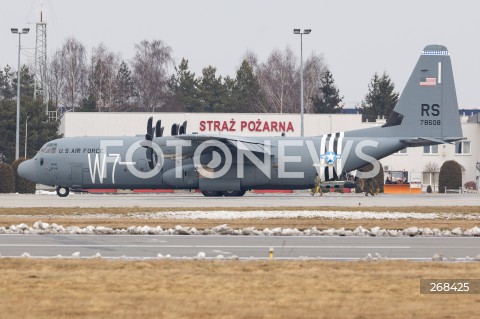  04.02.2022 LOTNISKO RZESZOW JASIONKA <br />
PRZYLOT AMERYKANSKICH ZOLNIERZY I SPRZETU WOJSKOWEGO DO POLSKI <br />
PIERWSZE SAMOLOTY ZE SPRZETEM WOJSKOWYM WYLADOWALY W PORCIE LOTNICZYM RZESZOW JASIONKA. W POLSCE MA STACJONOWAC 1700 ZOLNIERZY Z 82. DYWIZJI POWIETRZNODESANTOWEJ W KAROLINIE POLNOCNEJ <br />
N/Z WOJSKOWY AMERYKANSKI SAMOLOT LOCKHEED C-130 HERCULES <br />
 