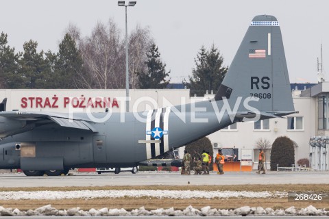  04.02.2022 LOTNISKO RZESZOW JASIONKA <br />
PRZYLOT AMERYKANSKICH ZOLNIERZY I SPRZETU WOJSKOWEGO DO POLSKI <br />
PIERWSZE SAMOLOTY ZE SPRZETEM WOJSKOWYM WYLADOWALY W PORCIE LOTNICZYM RZESZOW JASIONKA. W POLSCE MA STACJONOWAC 1700 ZOLNIERZY Z 82. DYWIZJI POWIETRZNODESANTOWEJ W KAROLINIE POLNOCNEJ <br />
N/Z WOJSKOWY AMERYKANSKI SAMOLOT LOCKHEED C-130 HERCULES <br />
 