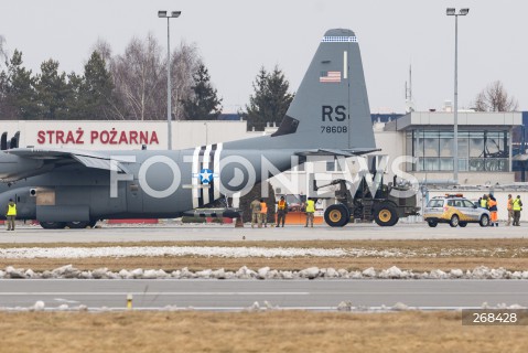  04.02.2022 LOTNISKO RZESZOW JASIONKA <br />
PRZYLOT AMERYKANSKICH ZOLNIERZY I SPRZETU WOJSKOWEGO DO POLSKI <br />
PIERWSZE SAMOLOTY ZE SPRZETEM WOJSKOWYM WYLADOWALY W PORCIE LOTNICZYM RZESZOW JASIONKA. W POLSCE MA STACJONOWAC 1700 ZOLNIERZY Z 82. DYWIZJI POWIETRZNODESANTOWEJ W KAROLINIE POLNOCNEJ <br />
N/Z WOJSKOWY AMERYKANSKI SAMOLOT LOCKHEED C-130 HERCULES WYLADUNEK SPRZETU <br />
 