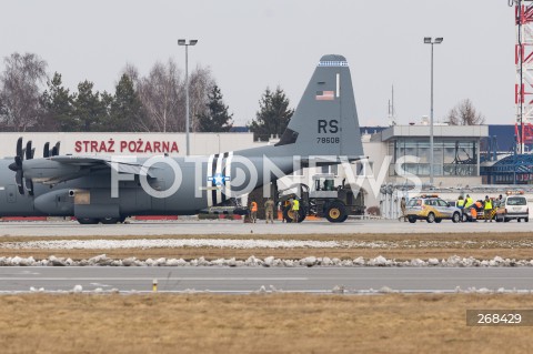  04.02.2022 LOTNISKO RZESZOW JASIONKA <br />
PRZYLOT AMERYKANSKICH ZOLNIERZY I SPRZETU WOJSKOWEGO DO POLSKI <br />
PIERWSZE SAMOLOTY ZE SPRZETEM WOJSKOWYM WYLADOWALY W PORCIE LOTNICZYM RZESZOW JASIONKA. W POLSCE MA STACJONOWAC 1700 ZOLNIERZY Z 82. DYWIZJI POWIETRZNODESANTOWEJ W KAROLINIE POLNOCNEJ <br />
N/Z WOJSKOWY AMERYKANSKI SAMOLOT LOCKHEED C-130 HERCULES WYLADUNEK SPRZETU <br />
 