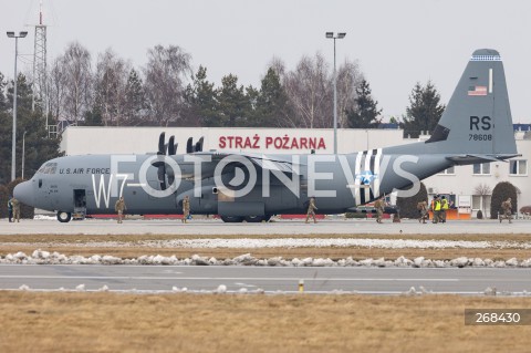  04.02.2022 LOTNISKO RZESZOW JASIONKA <br />
PRZYLOT AMERYKANSKICH ZOLNIERZY I SPRZETU WOJSKOWEGO DO POLSKI <br />
PIERWSZE SAMOLOTY ZE SPRZETEM WOJSKOWYM WYLADOWALY W PORCIE LOTNICZYM RZESZOW JASIONKA. W POLSCE MA STACJONOWAC 1700 ZOLNIERZY Z 82. DYWIZJI POWIETRZNODESANTOWEJ W KAROLINIE POLNOCNEJ <br />
N/Z WOJSKOWY AMERYKANSKI SAMOLOT LOCKHEED C-130 HERCULES WYLADUNEK SPRZETU <br />
 