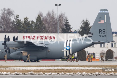  04.02.2022 LOTNISKO RZESZOW JASIONKA <br />
PRZYLOT AMERYKANSKICH ZOLNIERZY I SPRZETU WOJSKOWEGO DO POLSKI <br />
PIERWSZE SAMOLOTY ZE SPRZETEM WOJSKOWYM WYLADOWALY W PORCIE LOTNICZYM RZESZOW JASIONKA. W POLSCE MA STACJONOWAC 1700 ZOLNIERZY Z 82. DYWIZJI POWIETRZNODESANTOWEJ W KAROLINIE POLNOCNEJ <br />
N/Z WOJSKOWY AMERYKANSKI SAMOLOT LOCKHEED C-130 HERCULES <br />
 