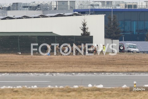  04.02.2022 LOTNISKO RZESZOW JASIONKA <br />
PRZYLOT AMERYKANSKICH ZOLNIERZY I SPRZETU WOJSKOWEGO DO POLSKI <br />
PIERWSZE SAMOLOTY ZE SPRZETEM WOJSKOWYM WYLADOWALY W PORCIE LOTNICZYM RZESZOW JASIONKA. W POLSCE MA STACJONOWAC 1700 ZOLNIERZY Z 82. DYWIZJI POWIETRZNODESANTOWEJ W KAROLINIE POLNOCNEJ <br />
N/Z AMERYKANSCY ZOLNIERZE <br />
 