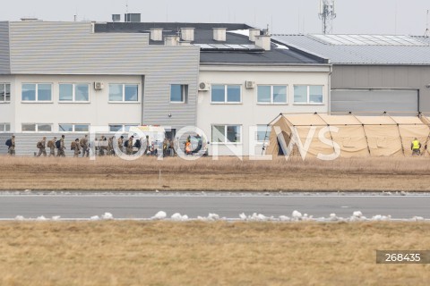  04.02.2022 LOTNISKO RZESZOW JASIONKA <br />
PRZYLOT AMERYKANSKICH ZOLNIERZY I SPRZETU WOJSKOWEGO DO POLSKI <br />
PIERWSZE SAMOLOTY ZE SPRZETEM WOJSKOWYM WYLADOWALY W PORCIE LOTNICZYM RZESZOW JASIONKA. W POLSCE MA STACJONOWAC 1700 ZOLNIERZY Z 82. DYWIZJI POWIETRZNODESANTOWEJ W KAROLINIE POLNOCNEJ <br />
N/Z AMERYKANSCY ZOLNIERZE <br />
 