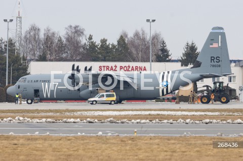  04.02.2022 LOTNISKO RZESZOW JASIONKA <br />
PRZYLOT AMERYKANSKICH ZOLNIERZY I SPRZETU WOJSKOWEGO DO POLSKI <br />
PIERWSZE SAMOLOTY ZE SPRZETEM WOJSKOWYM WYLADOWALY W PORCIE LOTNICZYM RZESZOW JASIONKA. W POLSCE MA STACJONOWAC 1700 ZOLNIERZY Z 82. DYWIZJI POWIETRZNODESANTOWEJ W KAROLINIE POLNOCNEJ <br />
N/Z WOJSKOWY AMERYKANSKI SAMOLOT LOCKHEED C-130 HERCULES WYLADUNEK SPRZETU <br />
 