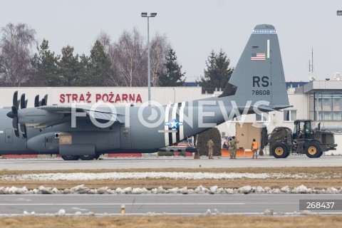  04.02.2022 LOTNISKO RZESZOW JASIONKA <br />
PRZYLOT AMERYKANSKICH ZOLNIERZY I SPRZETU WOJSKOWEGO DO POLSKI <br />
PIERWSZE SAMOLOTY ZE SPRZETEM WOJSKOWYM WYLADOWALY W PORCIE LOTNICZYM RZESZOW JASIONKA. W POLSCE MA STACJONOWAC 1700 ZOLNIERZY Z 82. DYWIZJI POWIETRZNODESANTOWEJ W KAROLINIE POLNOCNEJ <br />
N/Z WOJSKOWY AMERYKANSKI SAMOLOT LOCKHEED C-130 HERCULES WYLADUNEK SPRZETU <br />
 