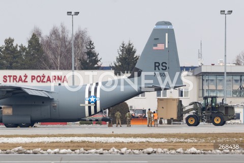  04.02.2022 LOTNISKO RZESZOW JASIONKA <br />
PRZYLOT AMERYKANSKICH ZOLNIERZY I SPRZETU WOJSKOWEGO DO POLSKI <br />
PIERWSZE SAMOLOTY ZE SPRZETEM WOJSKOWYM WYLADOWALY W PORCIE LOTNICZYM RZESZOW JASIONKA. W POLSCE MA STACJONOWAC 1700 ZOLNIERZY Z 82. DYWIZJI POWIETRZNODESANTOWEJ W KAROLINIE POLNOCNEJ <br />
N/Z WOJSKOWY AMERYKANSKI SAMOLOT LOCKHEED C-130 HERCULES WYLADUNEK SPRZETU <br />
 