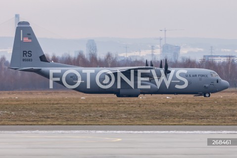  04.02.2022 LOTNISKO RZESZOW JASIONKA <br />
PRZYLOT AMERYKANSKICH ZOLNIERZY I SPRZETU WOJSKOWEGO DO POLSKI <br />
PIERWSZE SAMOLOTY ZE SPRZETEM WOJSKOWYM WYLADOWALY W PORCIE LOTNICZYM RZESZOW JASIONKA. W POLSCE MA STACJONOWAC 1700 ZOLNIERZY Z 82. DYWIZJI POWIETRZNODESANTOWEJ W KAROLINIE POLNOCNEJ <br />
N/Z WOJSKOWY AMERYKANSKI SAMOLOT LOCKHEED C-130 HERCULES <br />
 