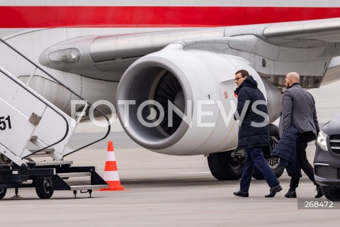  04.02.2022 LOTNISKO RZESZOW JASIONKA <br />
SAMOLOT RZADOWY EMBRAER 175 <br />
N/Z PREMIER MATEUSZ MORAWIECKI WSIADAJACY DO SAMOLOTU RZADOWEGO <br />
 