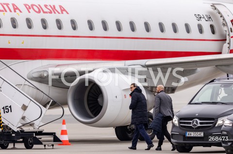  04.02.2022 LOTNISKO RZESZOW JASIONKA <br />
SAMOLOT RZADOWY EMBRAER 175 <br />
N/Z PREMIER MATEUSZ MORAWIECKI WSIADAJACY DO SAMOLOTU RZADOWEGO <br />
 