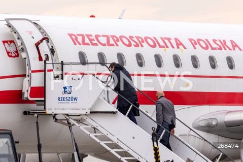  04.02.2022 LOTNISKO RZESZOW JASIONKA <br />
SAMOLOT RZADOWY EMBRAER 175 <br />
N/Z PREMIER MATEUSZ MORAWIECKI WSIADAJACY DO SAMOLOTU RZADOWEGO <br />
 