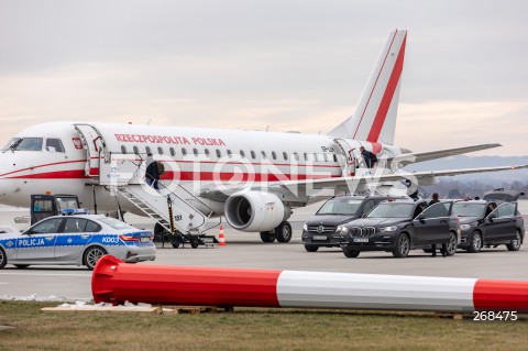  04.02.2022 LOTNISKO RZESZOW JASIONKA <br />
SAMOLOT RZADOWY EMBRAER 175 <br />
N/Z KOLUMNA RZADOWA SAMOCHODY SOP SAMOLOT RZADOWY EMBRAER E-175 SP-LIH<br />
 