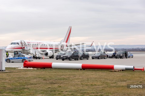  04.02.2022 LOTNISKO RZESZOW JASIONKA <br />
SAMOLOT RZADOWY EMBRAER 175 <br />
N/Z KOLUMNA RZADOWA SAMOCHODY SOP SAMOLOT RZADOWY EMBRAER E-175 SP-LIH<br />
 