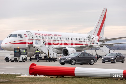  04.02.2022 LOTNISKO RZESZOW JASIONKA <br />
SAMOLOT RZADOWY EMBRAER 175 <br />
N/Z KOLUMNA RZADOWA SAMOCHODY SOP SAMOLOT RZADOWY EMBRAER E-175 SP-LIH<br />
 