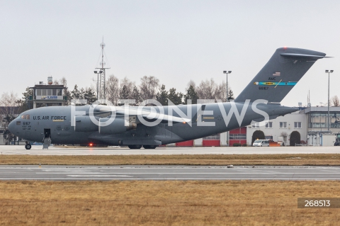  06.02.2022 LOTNISKO RZESZOW JASIONKA <br />
PRZYLOT AMERYKANSKICH ZOLNIERZY Z 82. DYWIZJI POWIETRZNODESANTOWEJ Z KAROLINY POLNOCNEJ <br />
N/Z WOJSKOWY AMERYKANSKI SAMOLOT BOEING C-17 GLOBEMASTER <br />
 