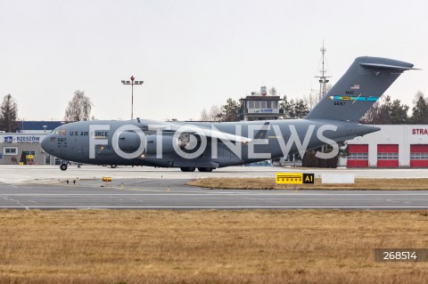  06.02.2022 LOTNISKO RZESZOW JASIONKA <br />
PRZYLOT AMERYKANSKICH ZOLNIERZY Z 82. DYWIZJI POWIETRZNODESANTOWEJ Z KAROLINY POLNOCNEJ <br />
N/Z WOJSKOWY AMERYKANSKI SAMOLOT BOEING C-17 GLOBEMASTER <br />
 