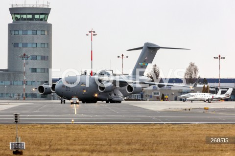  06.02.2022 LOTNISKO RZESZOW JASIONKA <br />
PRZYLOT AMERYKANSKICH ZOLNIERZY Z 82. DYWIZJI POWIETRZNODESANTOWEJ Z KAROLINY POLNOCNEJ <br />
N/Z WOJSKOWY AMERYKANSKI SAMOLOT BOEING C-17 GLOBEMASTER <br />
 