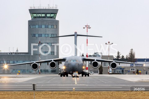  06.02.2022 LOTNISKO RZESZOW JASIONKA <br />
PRZYLOT AMERYKANSKICH ZOLNIERZY Z 82. DYWIZJI POWIETRZNODESANTOWEJ Z KAROLINY POLNOCNEJ <br />
N/Z WOJSKOWY AMERYKANSKI SAMOLOT BOEING C-17 GLOBEMASTER <br />
 