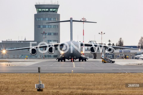  06.02.2022 LOTNISKO RZESZOW JASIONKA <br />
PRZYLOT AMERYKANSKICH ZOLNIERZY Z 82. DYWIZJI POWIETRZNODESANTOWEJ Z KAROLINY POLNOCNEJ <br />
N/Z WOJSKOWY AMERYKANSKI SAMOLOT BOEING C-17 GLOBEMASTER <br />
 