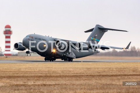  06.02.2022 LOTNISKO RZESZOW JASIONKA <br />
PRZYLOT AMERYKANSKICH ZOLNIERZY Z 82. DYWIZJI POWIETRZNODESANTOWEJ Z KAROLINY POLNOCNEJ <br />
N/Z WOJSKOWY AMERYKANSKI SAMOLOT BOEING C-17 GLOBEMASTER <br />
 