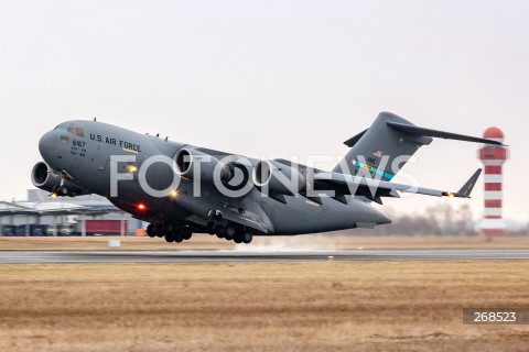  06.02.2022 LOTNISKO RZESZOW JASIONKA <br />
PRZYLOT AMERYKANSKICH ZOLNIERZY Z 82. DYWIZJI POWIETRZNODESANTOWEJ Z KAROLINY POLNOCNEJ <br />
N/Z WOJSKOWY AMERYKANSKI SAMOLOT BOEING C-17 GLOBEMASTER <br />
 