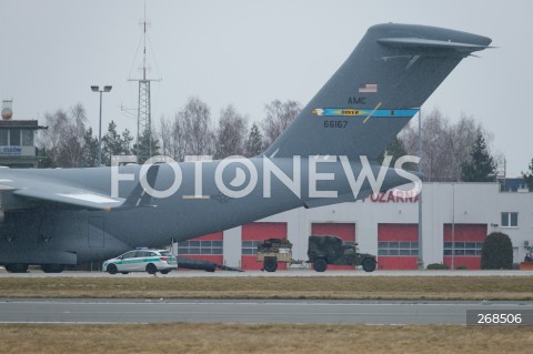  06.02.2022 LOTNISKO RZESZOW JASIONKA <br />
PRZYLOT AMERYKANSKICH ZOLNIERZY Z 82. DYWIZJI POWIETRZNODESANTOWEJ Z KAROLINY POLNOCNEJ <br />
N/Z WOJSKOWY AMERYKANSKI SAMOLOT BOEING C-17 GLOBEMASTER <br />
 