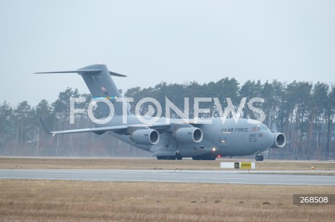  06.02.2022 LOTNISKO RZESZOW JASIONKA <br />
PRZYLOT AMERYKANSKICH ZOLNIERZY Z 82. DYWIZJI POWIETRZNODESANTOWEJ Z KAROLINY POLNOCNEJ <br />
N/Z WOJSKOWY AMERYKANSKI SAMOLOT BOEING C-17 GLOBEMASTER <br />
 