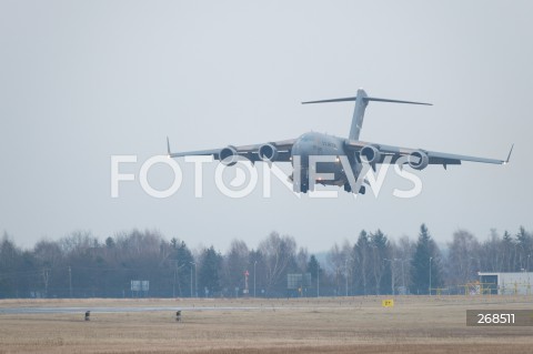  06.02.2022 LOTNISKO RZESZOW JASIONKA <br />
PRZYLOT AMERYKANSKICH ZOLNIERZY Z 82. DYWIZJI POWIETRZNODESANTOWEJ Z KAROLINY POLNOCNEJ <br />
N/Z WOJSKOWY AMERYKANSKI SAMOLOT BOEING C-17 GLOBEMASTER <br />
 