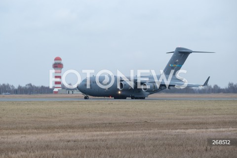  06.02.2022 LOTNISKO RZESZOW JASIONKA <br />
PRZYLOT AMERYKANSKICH ZOLNIERZY Z 82. DYWIZJI POWIETRZNODESANTOWEJ Z KAROLINY POLNOCNEJ <br />
N/Z WOJSKOWY AMERYKANSKI SAMOLOT BOEING C-17 GLOBEMASTER <br />
 