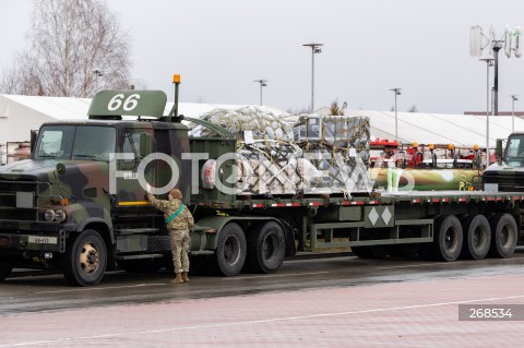  07.02.2022 JASIONKA<br />
PRZYLOT AMERYKANSKICH ZOLNIERZY Z 82. DYWIZJI POWIETRZNODESANTOWEJ Z KAROLINY POLNOCNEJ <br />
N/Z SPRZET WOJSKOWY AMERYKANSKIEJ ARMII NA PARKINGU PRZY CENTRUM WYSTAWIENNICZO - KONGRESOWYM G2A ARENA W JASIONCE<br />
 